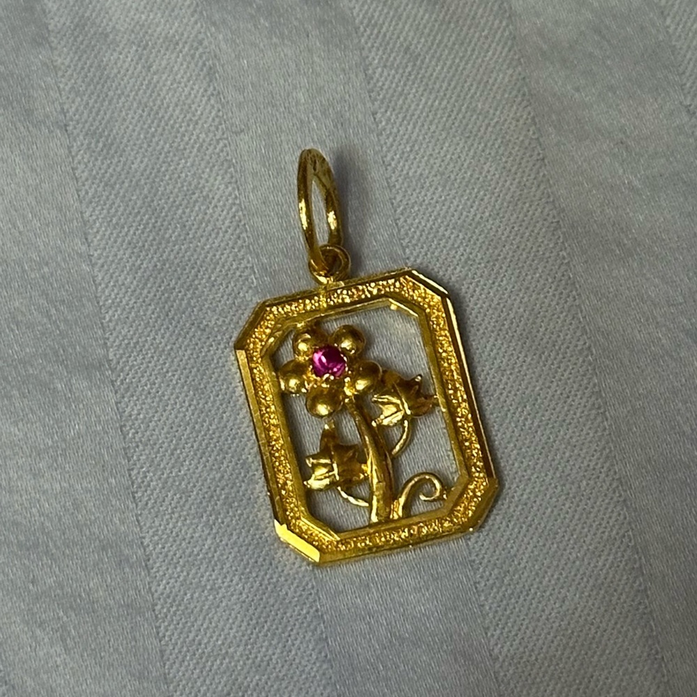 Vintage Solid 22K Yellow Gold Flower Pendant